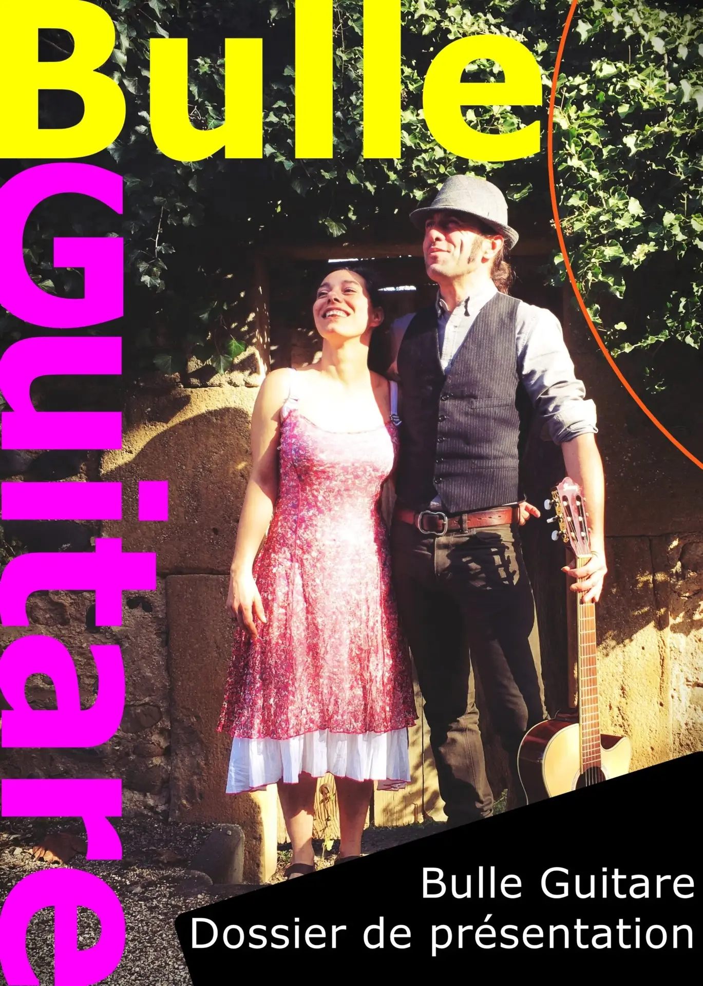 Affiche Bulle Guitare Un couple debout souriant, lui tient une guitare. En fond un mur en pierre, une porte, du lierre