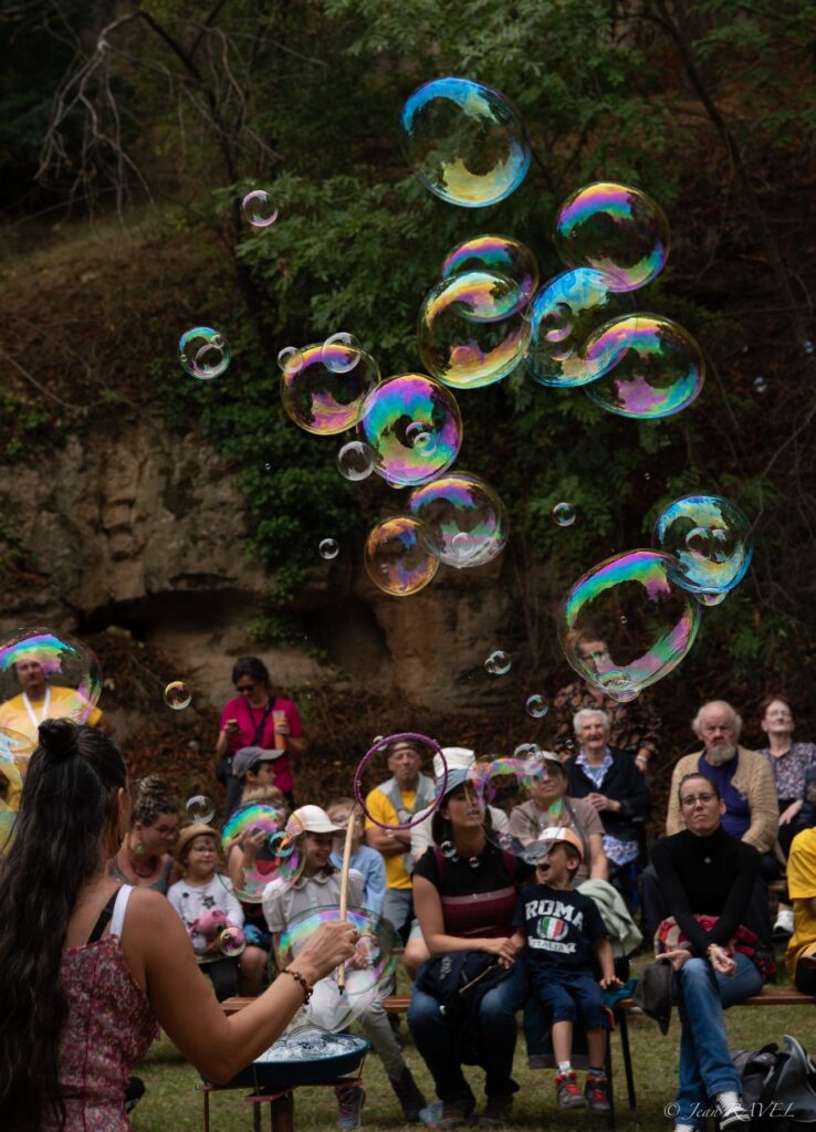 Anne Marie face public bulles colorées nonette